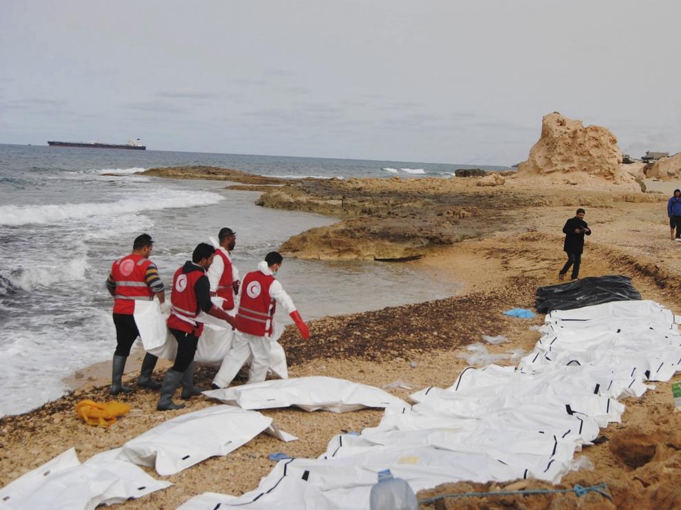 Cooperantes libios recataron los cadáveres un una playa.