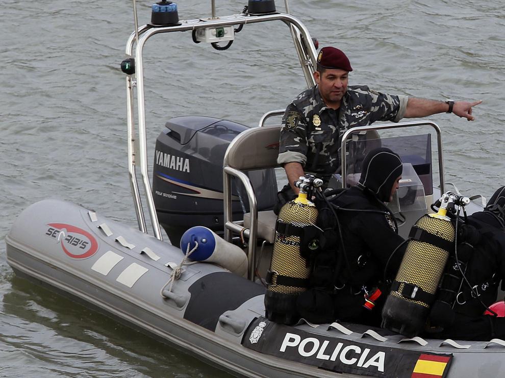 Miembros del equipo de los buzos pertenecientes a los GEO de la Policía Nacional.