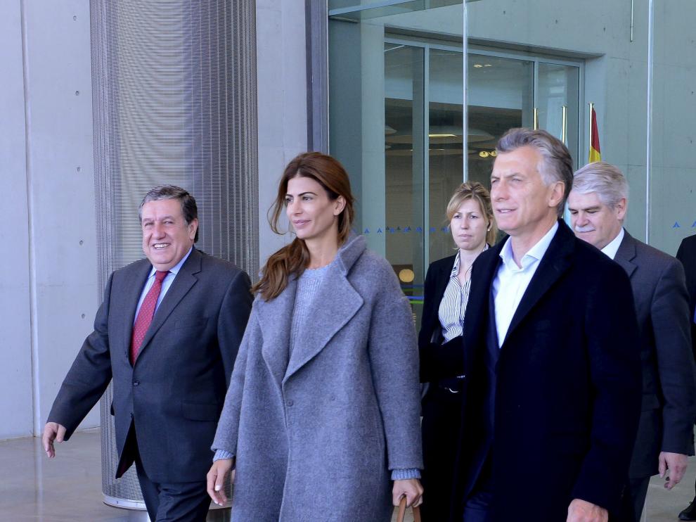 El presidente de Argentina, Mauricio Macri, junto con su mujer, Juliana Awada, a su llegada al aeropuerto Adolfo Suárez Madrid-Barajas.