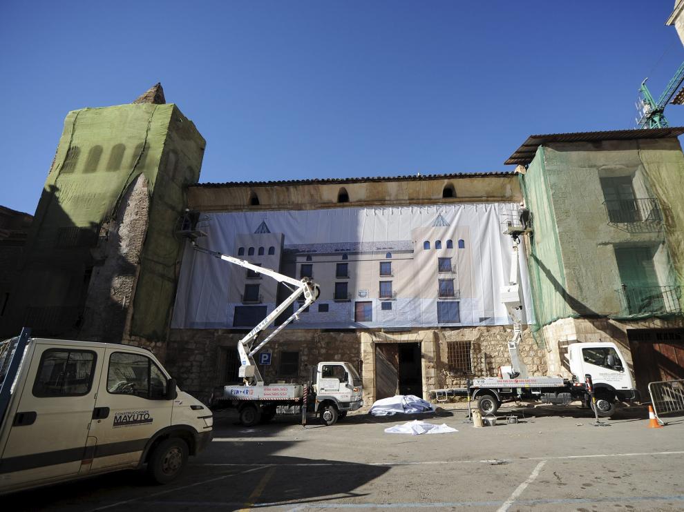 Un grupo de operarios trabaja en la instalación de la lona en la Casa de la Marquesa.