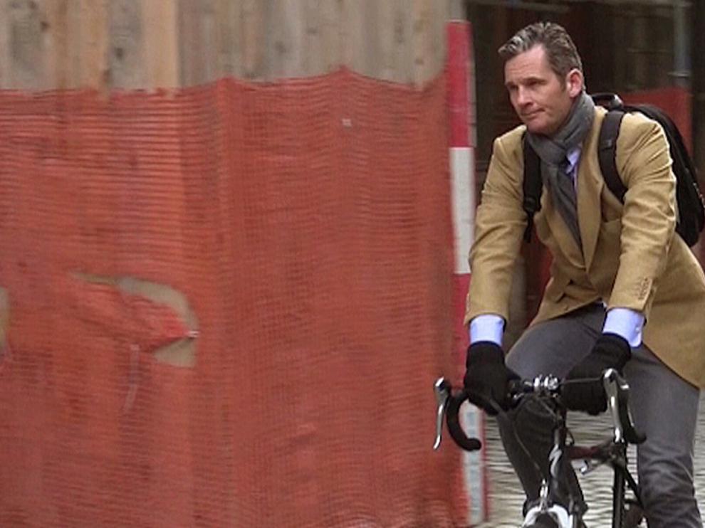 Iñaki Urdangarin, en bicicleta este martes por Ginebra.