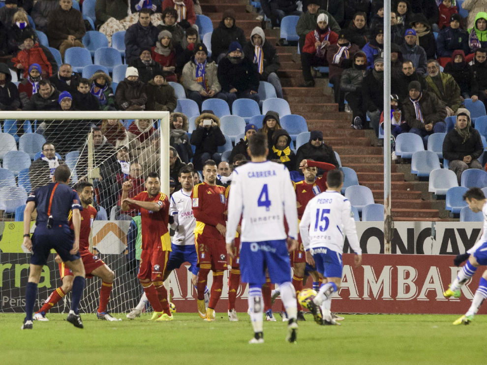 Imagen del Real Zaragoza-Recreativo de Huelva de enero de 2015, cuando el equipo aragonés que entrenaba Popovic ganó 2-0 y enlazó su segundo triunfo seguido en casa en una semana. Jaime dispara una falta directa desde fuera del área para marcar el 1-0 ese día.