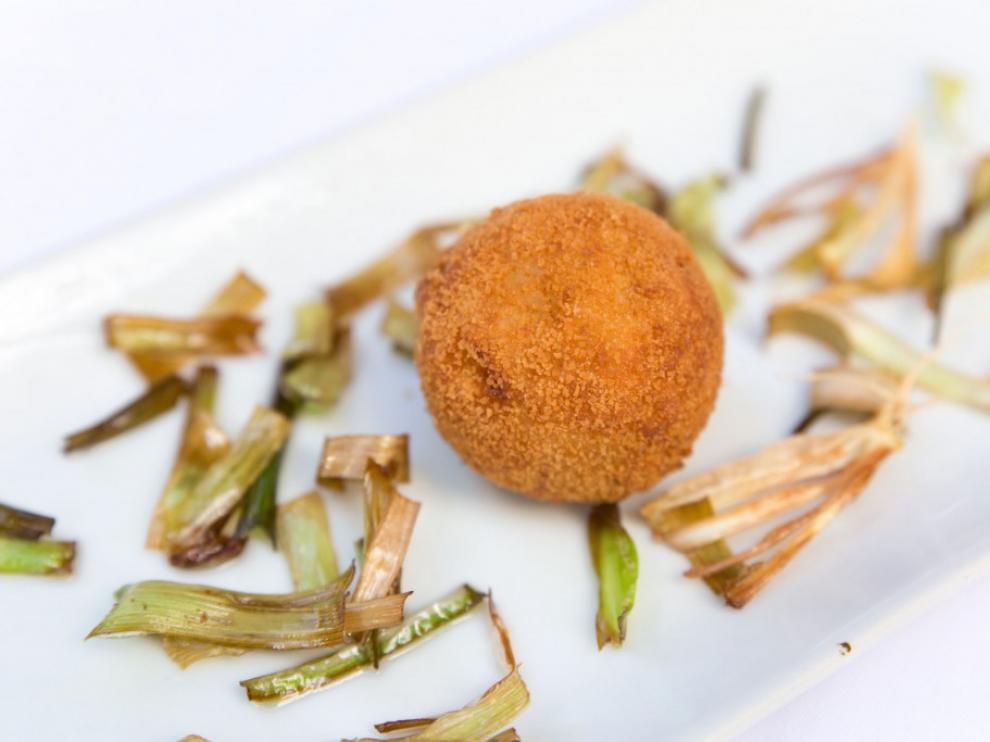 Croqueta de Boltaña (croqueta de borraja y longaniza), del bar El Cereros.