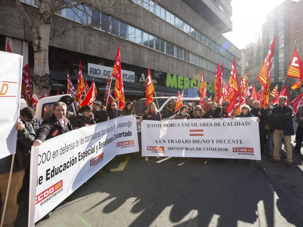 Concentración de CC.OO. y UGT frente a la sede de la patronal de la CEPYME en contra de la pobreza salarial, en Zaragoza.