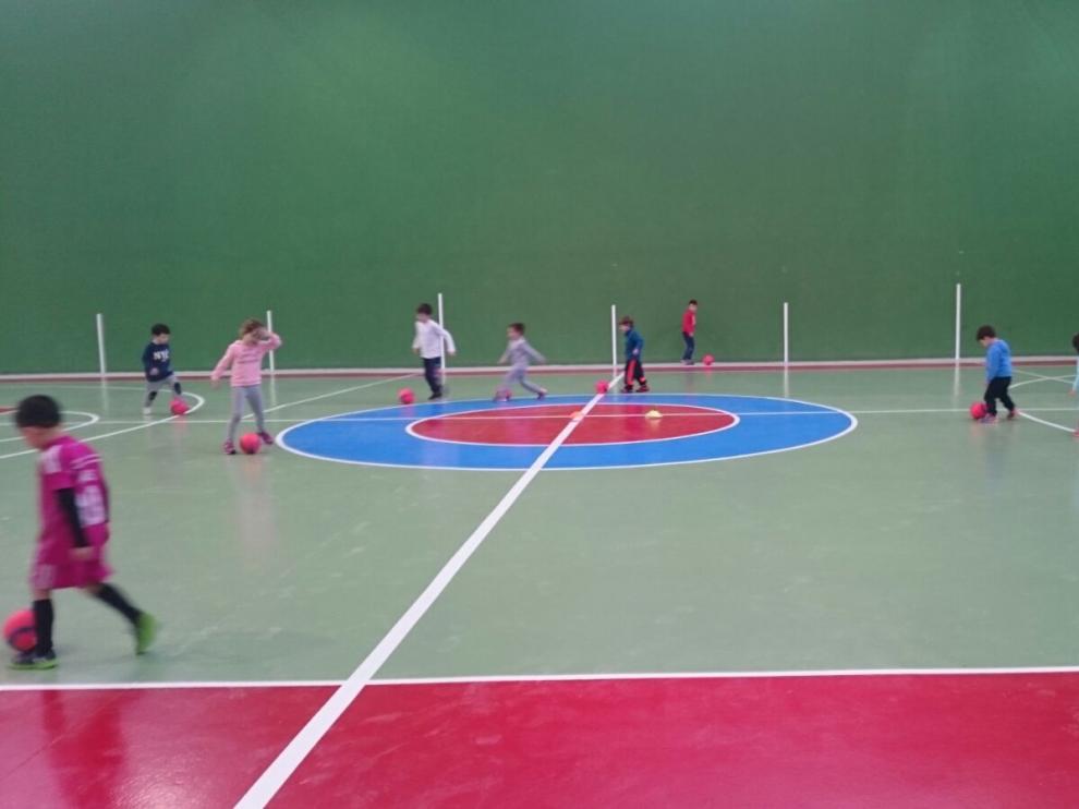 Un grupo de niños juega, ayer, en las nuevas canchas del polideportivo municipal.