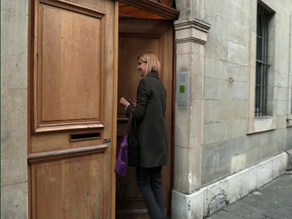 Imagen de televisión de la infanta Cristina a su llegada a su residencia en Ginebra, donde ha reanudado su vida habitual. La Audiencia de Palma (Islas Baleares) absolvió el pasado viernes a la infanta en un caso de corrupción, mientras que su esposo, Iñaki Urdangarin, fue condenado a seis años y tres meses de cárcel en el mismo proceso.