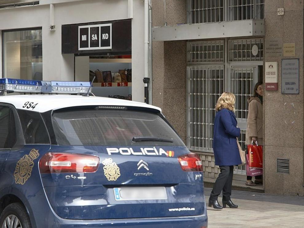 Portal de la casa donde fue hallada este martes la mujer asesinada en Gandía.