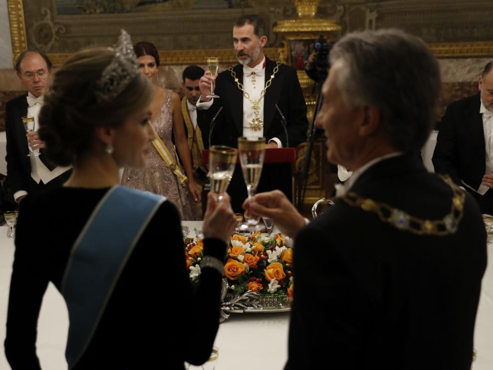 La Reina y Macri brindan, frente al Rey y la esposa de Macri, Juliana Awada.
