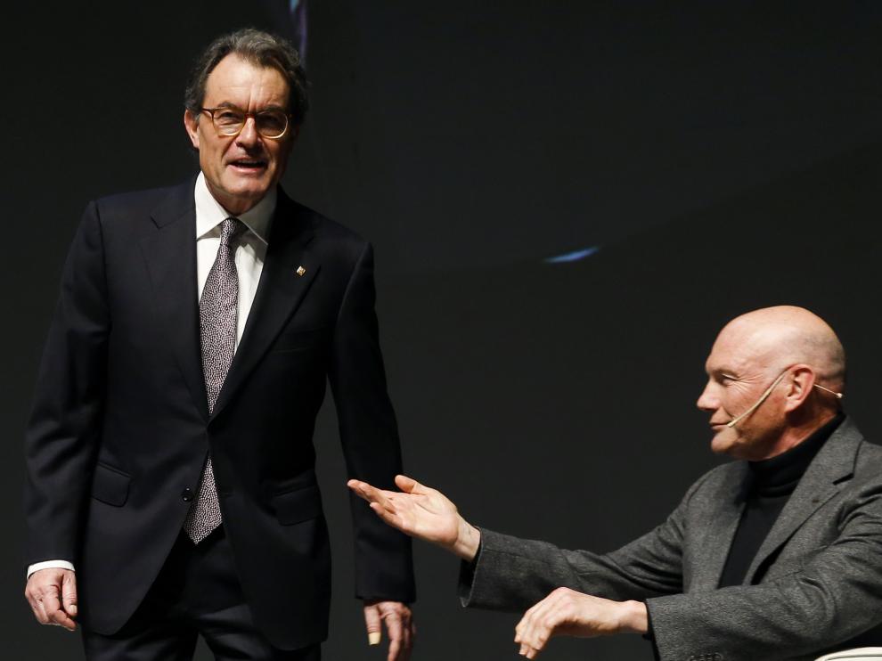 El expresidente de la Gneralitat, Artur Mas, y el exlehendakari, Juan José Ibarretxe, en una conferencia sobre el proceso soberanista catalán este miércoles, en San Sebastián.
