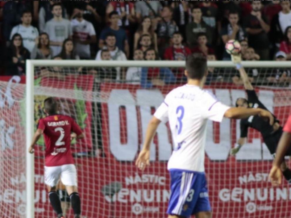 Momento en el que Saja, en una espectacular palomita hacia atrás, salvó un gol en el Nou Estadi de Tarragona a disparo de Lanzarote en el Nástic-Real Zaragoza de la primera vuelta.