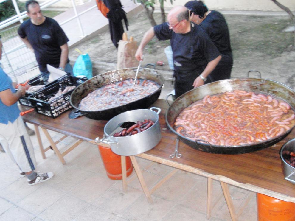 Imagen de archivo de la preparación de la longaniza en Miralbueno para celebrar el jueves lardero