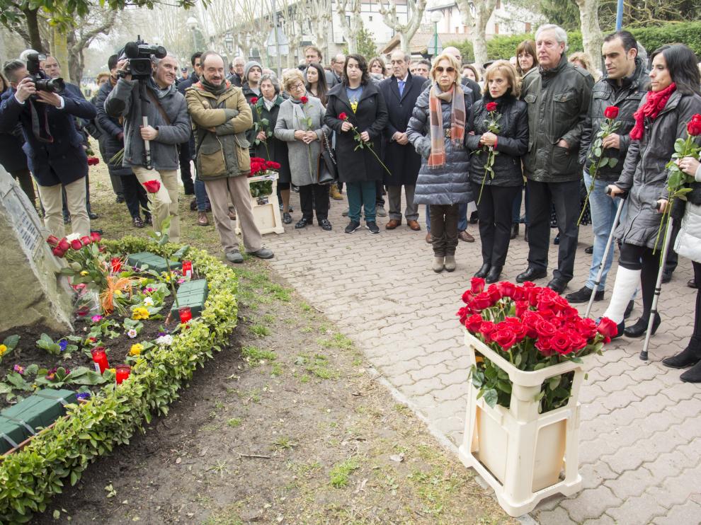 Homenaje a Fernando Buesa, este miércoles en Vitoria, en el 17ª aniversario de su asesinato.
