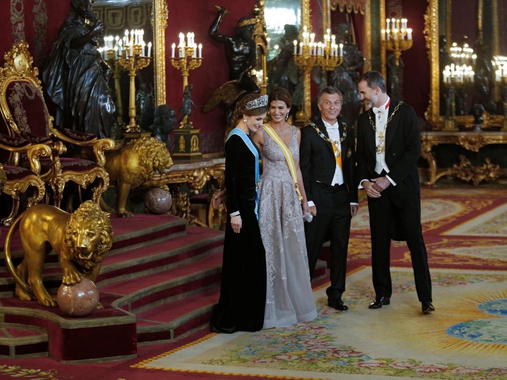 Los Reyes y el matrimonio Macri, en el Palacio Real antes de la cena.