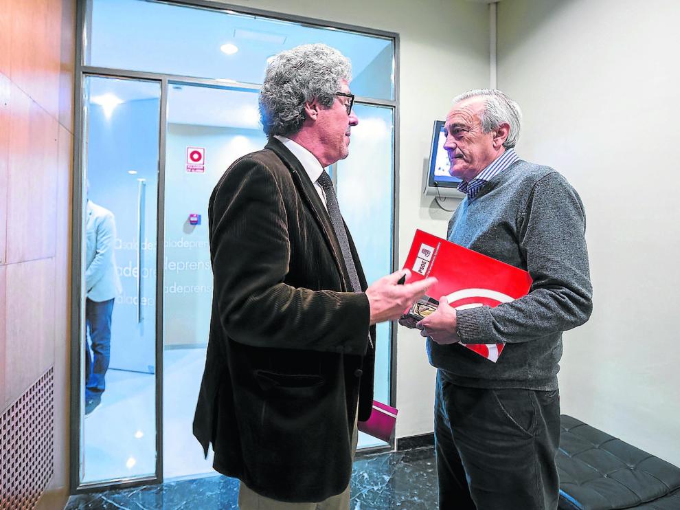 El portavoz de CHA en las Cortes, Gregorio Briz izda., habla con su homólogo del PSOE, Javier Sada, tras desconvocar la reunión.