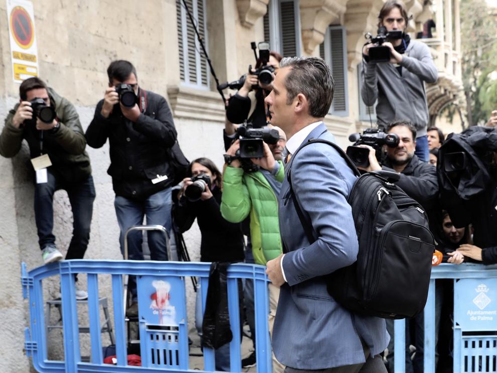 Iñaki Urdangarin, exsocio de Diego Torres, llega a la Audiencia de Palma donde se celebra hoy la vista para decidir sobre la petición de medidas cautelares contra ambos, después de que hayan sido condenados a 8 años y 6 meses y 6 años y 3 meses de cárcel, respectivamente, por delitos de corrupción y fiscales en el caso Nóos. El tribunal provincial admitió la solicitud del fiscal Anticorrupción Pedro Horrach y convocó las vistas para hoy, a puerta cerrada. EFE/Ballesteros