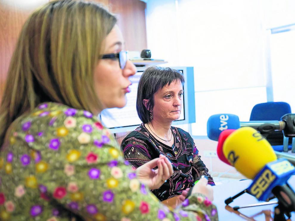 La doctora Elena Aguirre en primer plano con Fina Escándil, que se hizo los estudios genéticos.