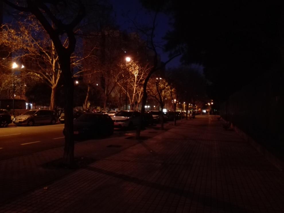 El lado de los números impares de la calle Condes de Aragón por la noche