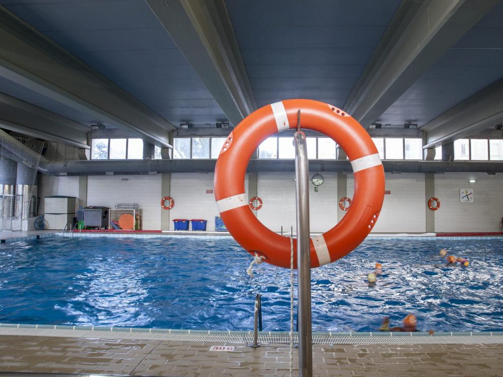 Interior de la piscina del Parque de Bomberos número 1 de Zaragoza.