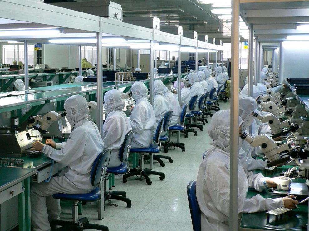 Trabajadores de una empresa óptica en Japón.