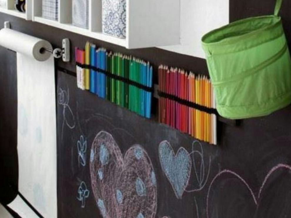 Pared de pizarra en una habitación infantil.