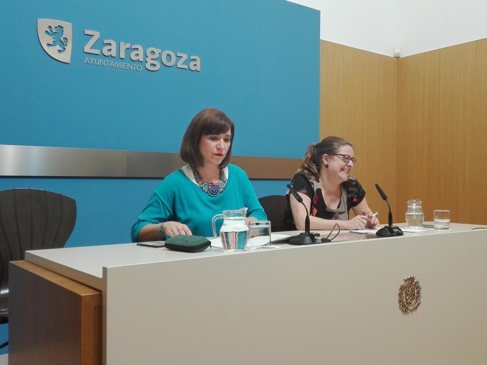 La portavoz de Ciudadanos, Sara Ferández (izquierda), y la concejala del PSOE Marta Aparicio, durante la rueda de prensa que han ofrecido hoy.