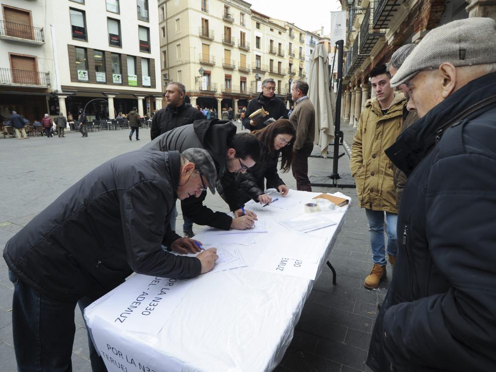 Los alcaldes de la Ribera del Turia recogieron en la plaza del Torico más de 600 firmas de apoyo.