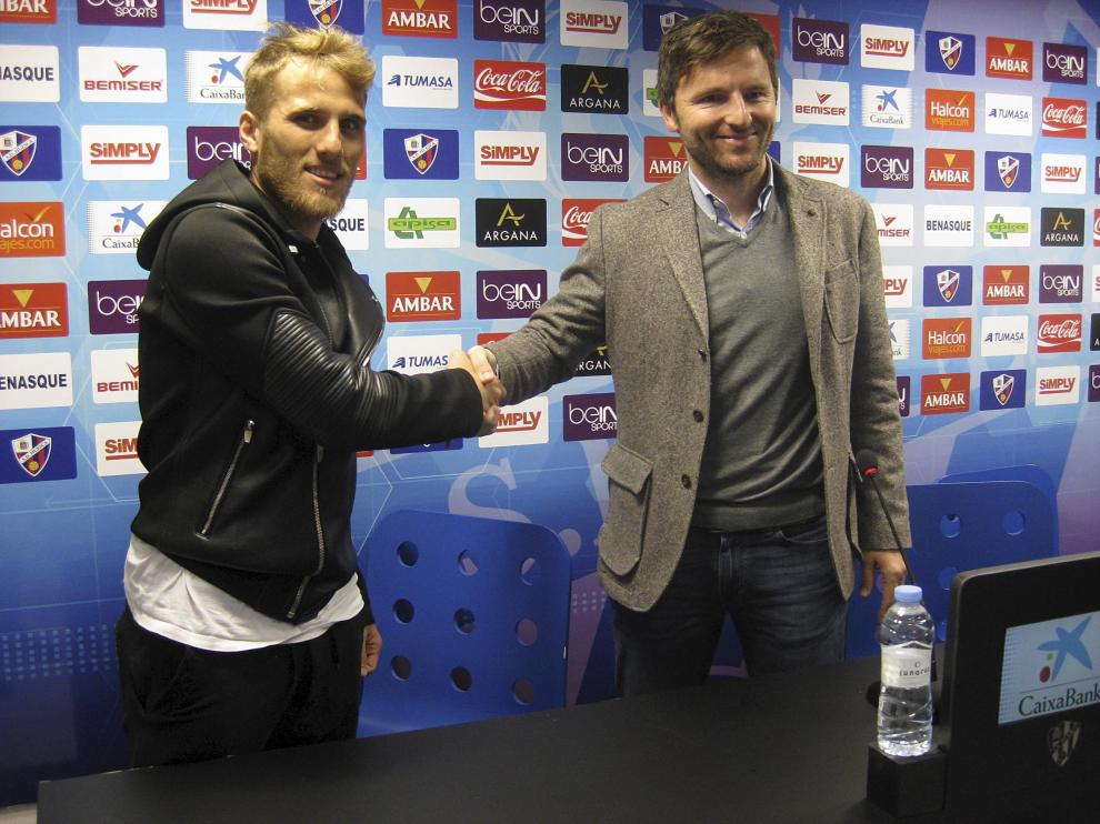 Lalo Arantegui, junto a Samu Sáiz, futbolista estrella del Huesca.