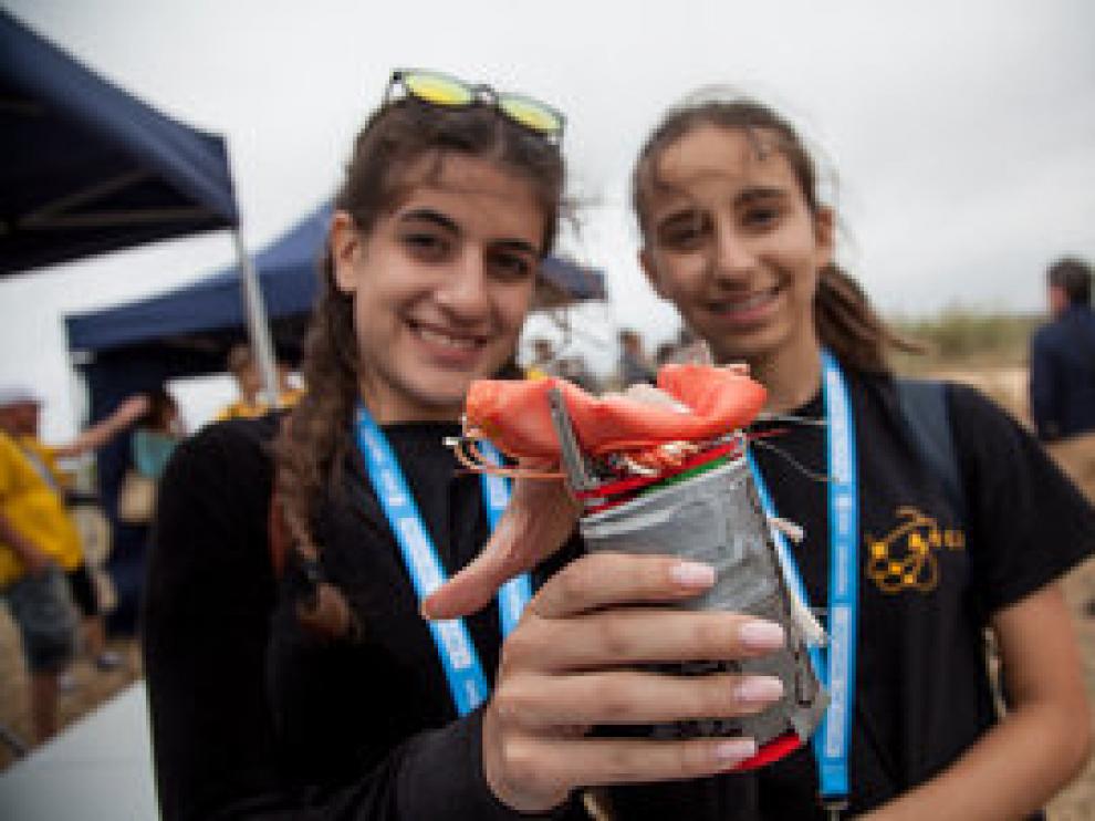 Estudiantes y su CanSat en la campaña de lanzamiento.