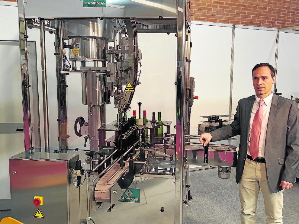 Carlos Briz con su maquinaria en el expositor de la empresa en la última edición de Enomaq.