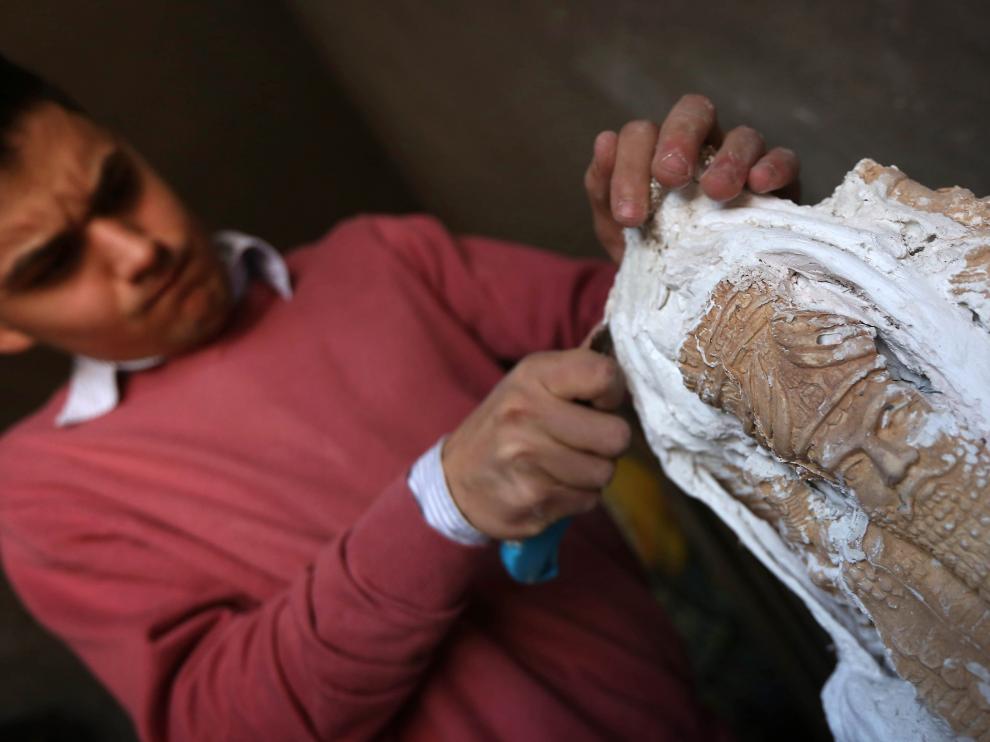 Un joven iraquí restaurando una pieza dañada.