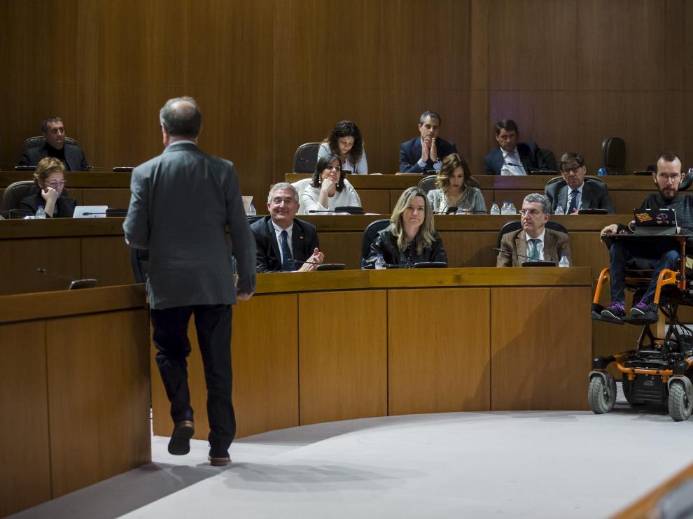 El líder de Podemos, Pablo Echenique, sale a la tribuna tras intervenir Gimeno, de espaldas, ayer.