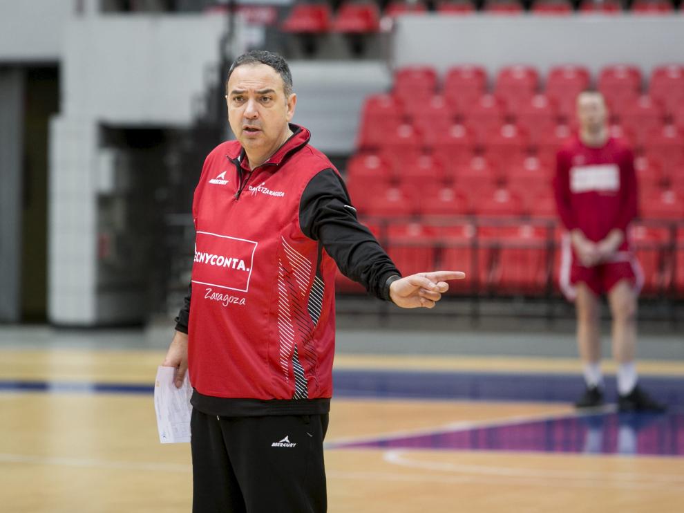 Andreu Casadevall hace una indicación con su mano izquierda durante un entrenamiento.