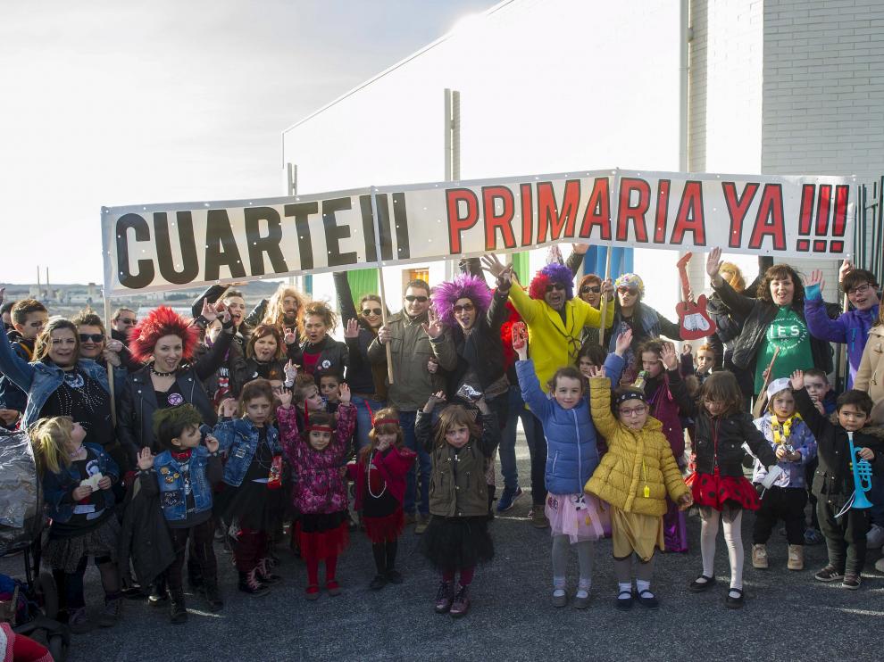 Punkis, hippies y roqueros se concentraron ayer a las puertas del colegio Cuarte 3.