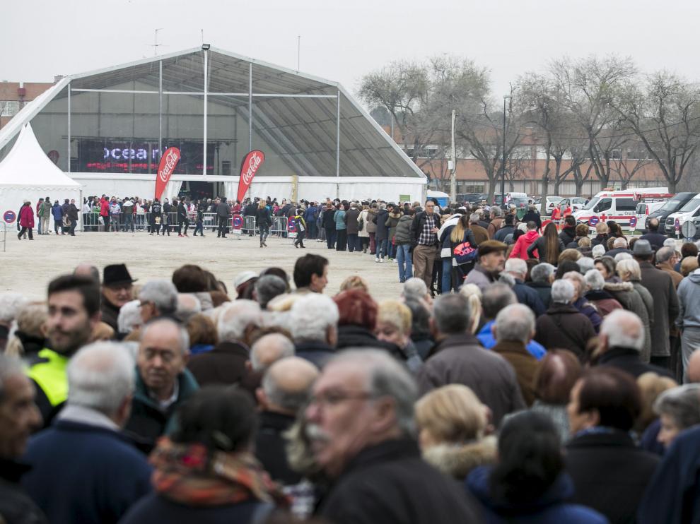 Las filas antes del comienzo del reparto ocupaban toda la explanada del parque