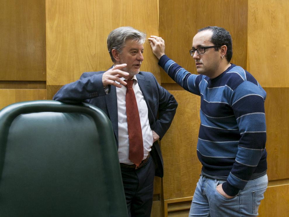 El alcalde de Zaragoza, Pedro Santisteve, ayer en el pleno junto al concejal de Servicios Públicos y Personal, Alberto Cubero.