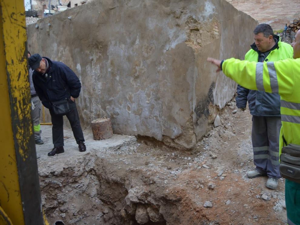 El arqueólogo izquierda y miembros de la brigada observan la estructura aparecida.