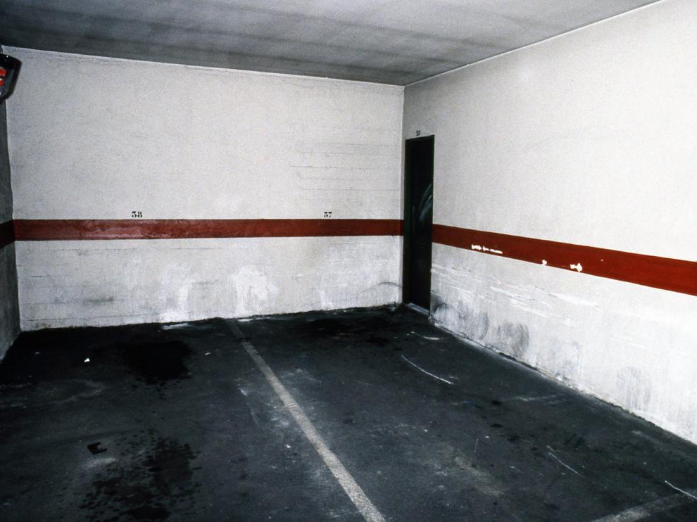 Garaje de Fueros de Aragón, escenario del crimen. Mercedes Lázaro fue atacada cuando se dirigía al ascensor de su garaje tras haber aparcado el coche. La víctima forcejeó con el criminal que, tras asesinarla, escondió su cuerpo en un rincón del parquin.