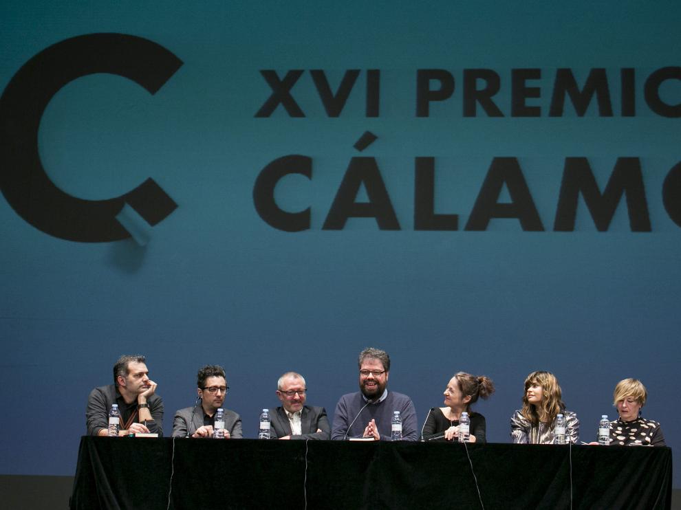 Daniel Mesa, Patricio Pron, Francisco Goyanes, Sergio del Molino, Marta Sanz, Alicia Kopf y Concha Monserrat, ayer, durante la charla en el Teatro Principal de Zaragoza.