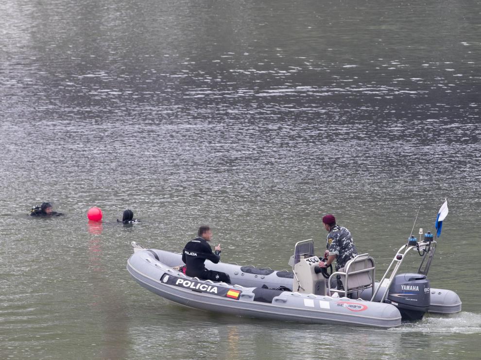 Buzos del Grupo Especial de Operaciones en la dársena del río Guadalquivir.