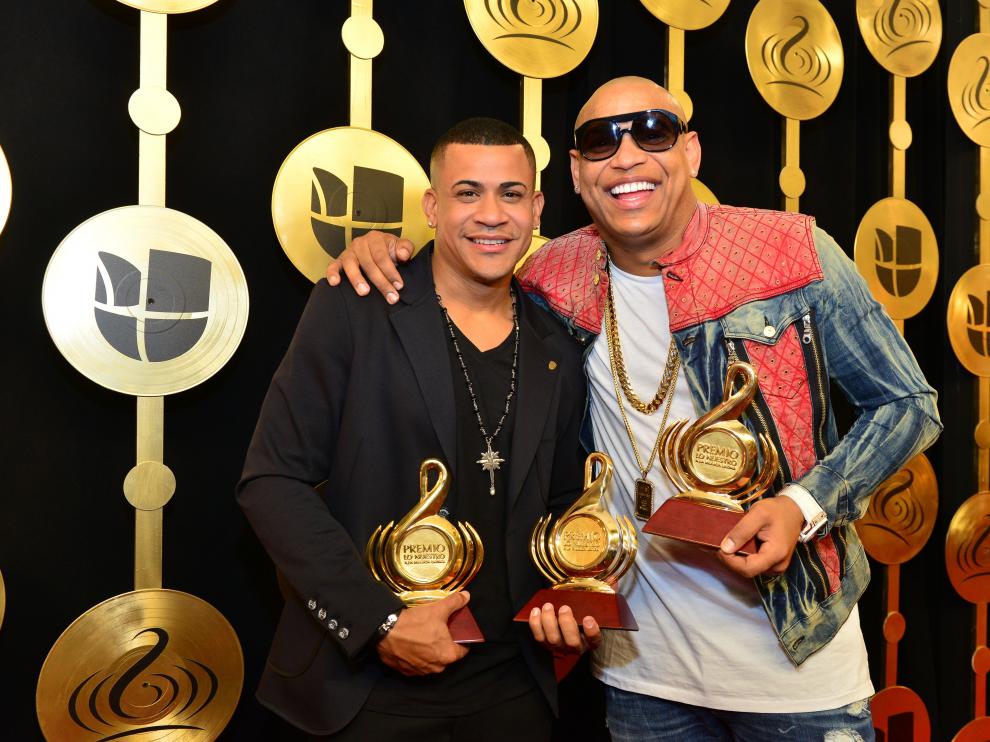 Gente de Zona posan con sus premios.