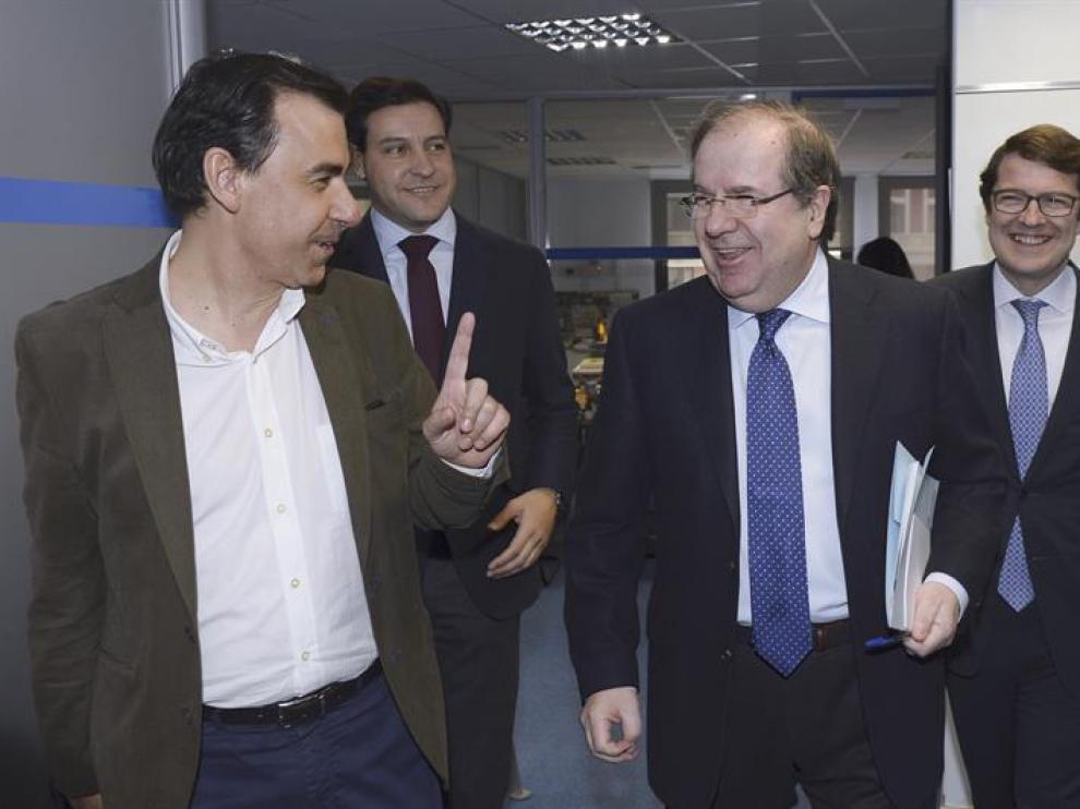 El presidente de la Junta y del PP de Castilla y León, Juan Vicente Herrera (2d), conversa con el coordinador general del PP, Fernando Martínez Maíllo (i), a su llegada a la reunión de la Junta Directiva Autonómica del PP, celebrada hoy en Valladolid