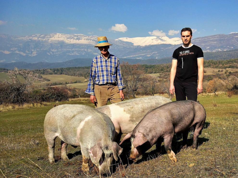 Nestor y su padre posan con un grupo de latones.