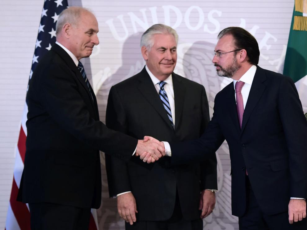 Los secretarios de Estado y de Seguridad Nacional de EE. UU., Rex Tillerson y John Kelly, con el secretario mexicano de Relaciones Exteriores, Luis Videgaray.