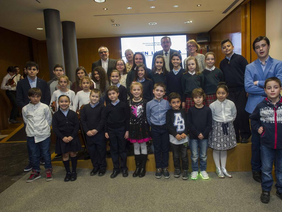 Los organizadores y los escolares ganadores en las distintas categorías, durante el acto en la Sala Goya del Palacio de la Aljafería.
