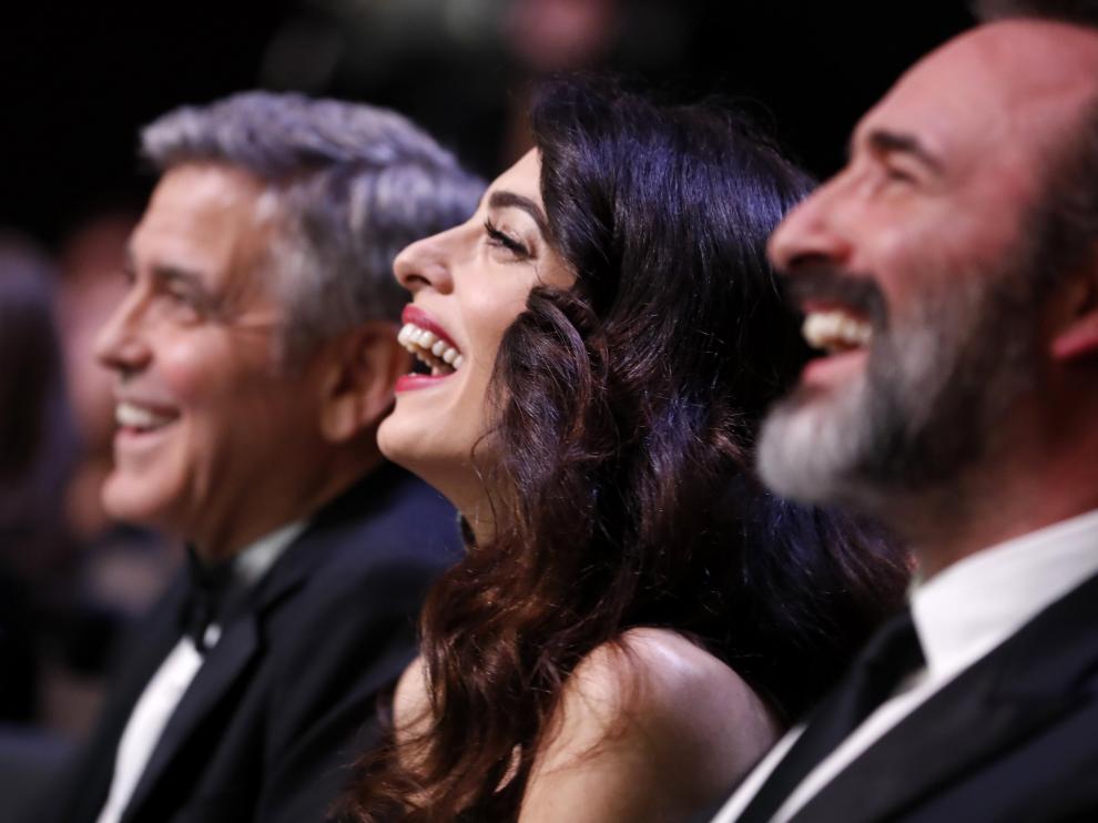 George Clooney, junto a su esposa, y el director francés Jean Dujardin