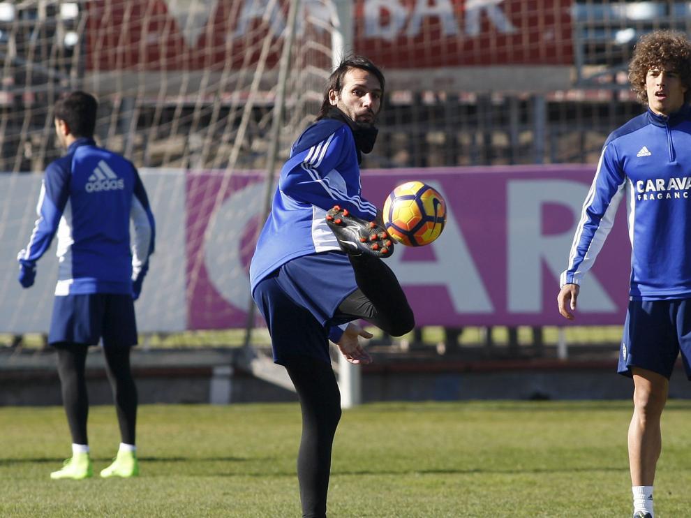 Georgios Samaras realiza una acrobacia con la pelota en el entrenamiento de ayer en la Ciudad Deportiva.