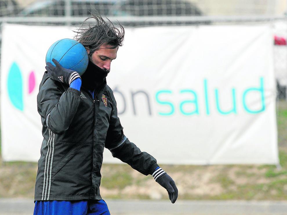 Georgios Samaras, durante un ejercicio de fuerza en el entrenamiento de ayer en la Ciudad Deportiva.