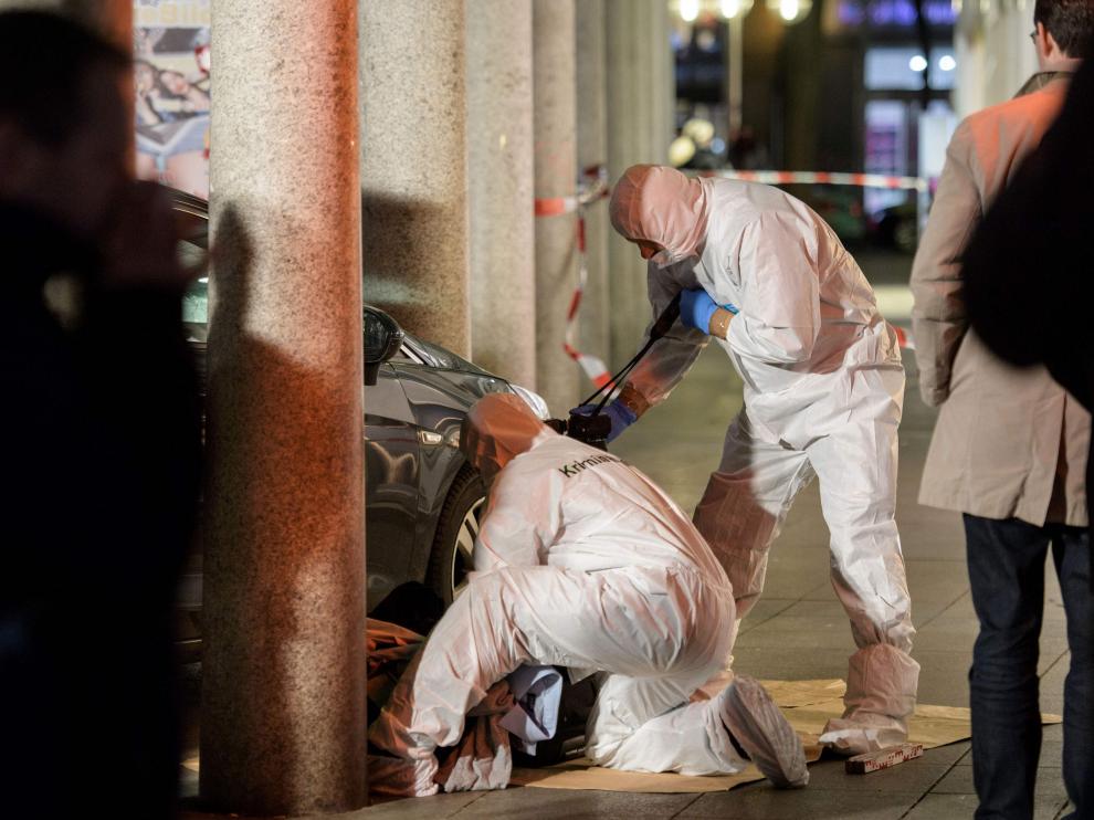 La Policía analiza el lugar de los hechos.