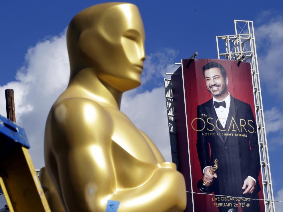 Jimmy Kimmel en un cartel junto al Teatro Dolby.