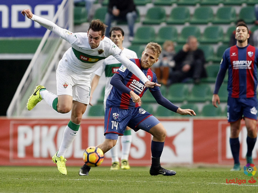Un momento del partido entre el Elche y la SD Huesca.